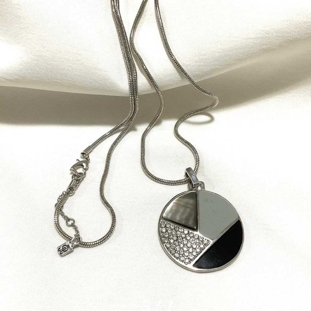 Jennifer Lopez Pendant Necklace - Picture 3 of 10